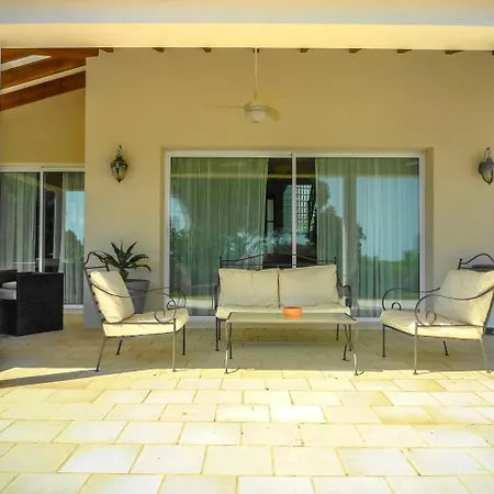 Sleeps 6 Pool Air Con T627259